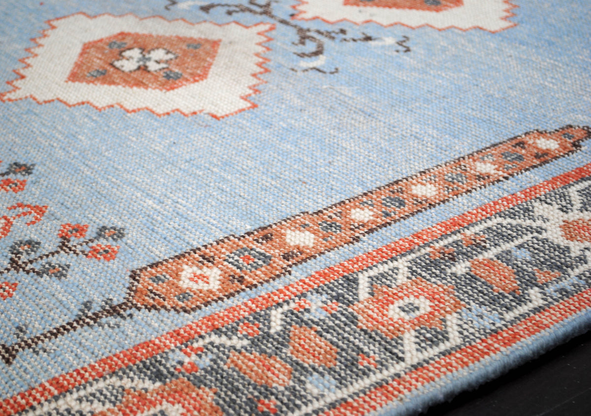 Close-up of the Nilgiri rug's reverse, showing individual hand-tied knots in the border and column motif, Art Avenue
