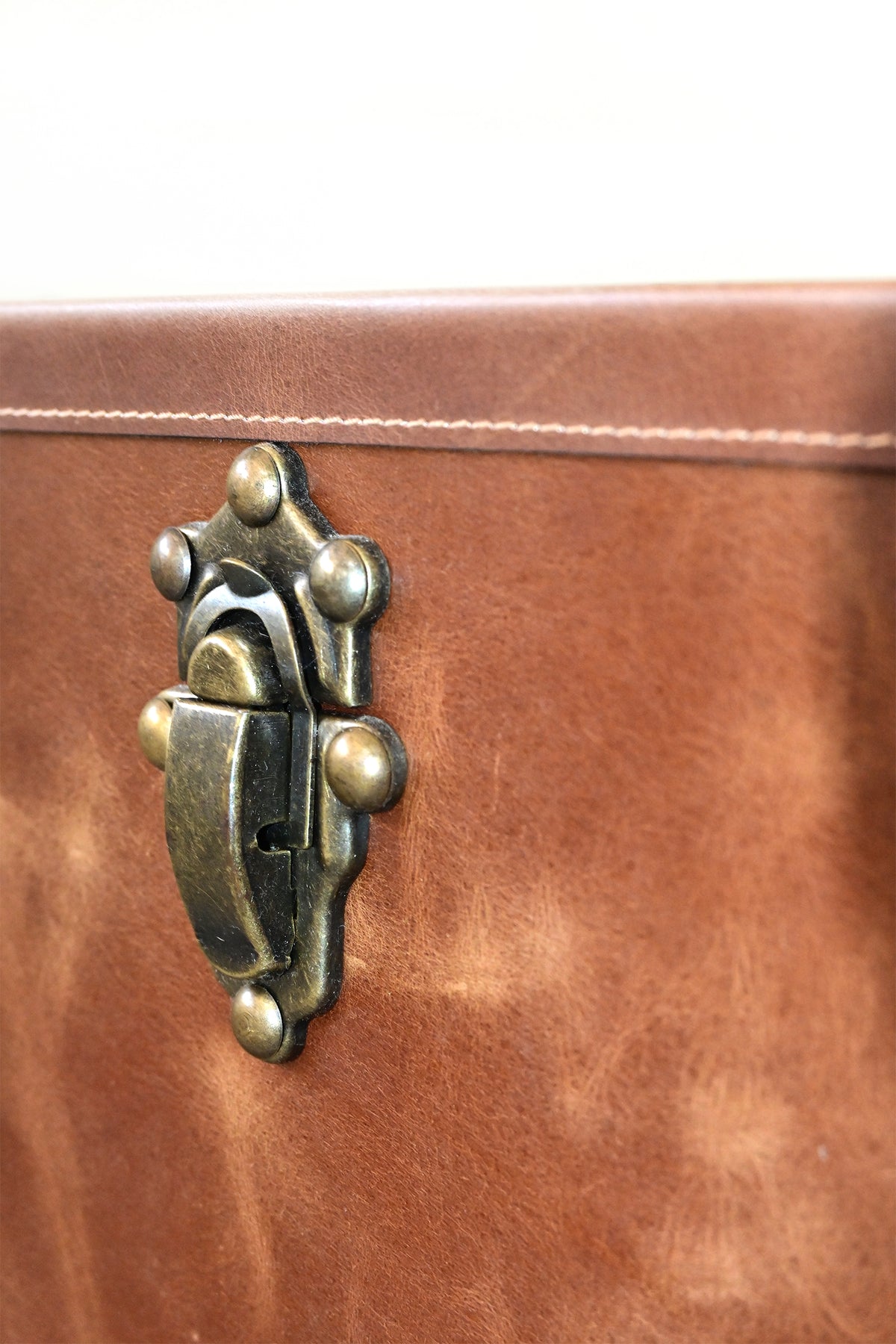 Kuchaman leather trunk coffee table, close-up of the trunk catch on distressed leather
