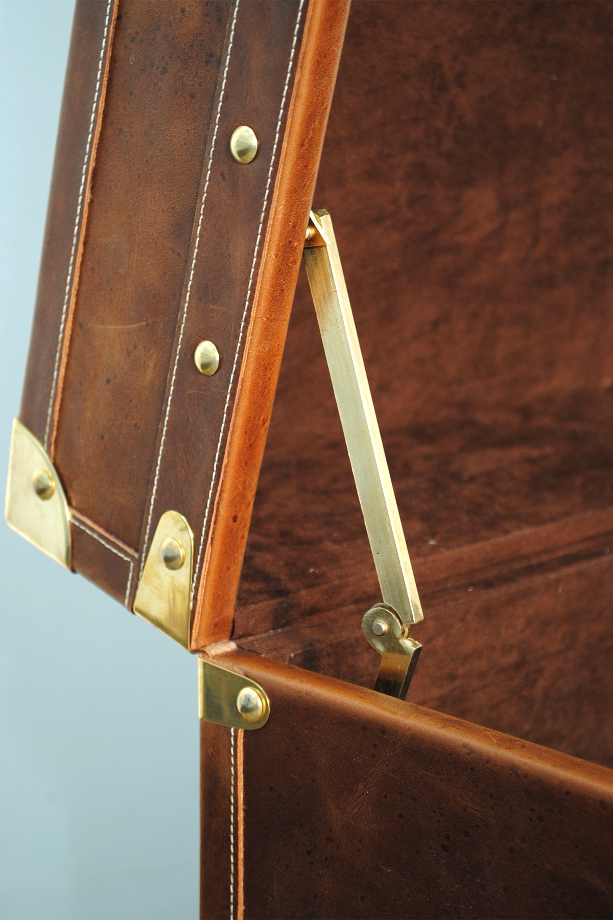 Lid edge of the Cordoba Leather Cube Trunk with brass studs, corner cap and lid stay