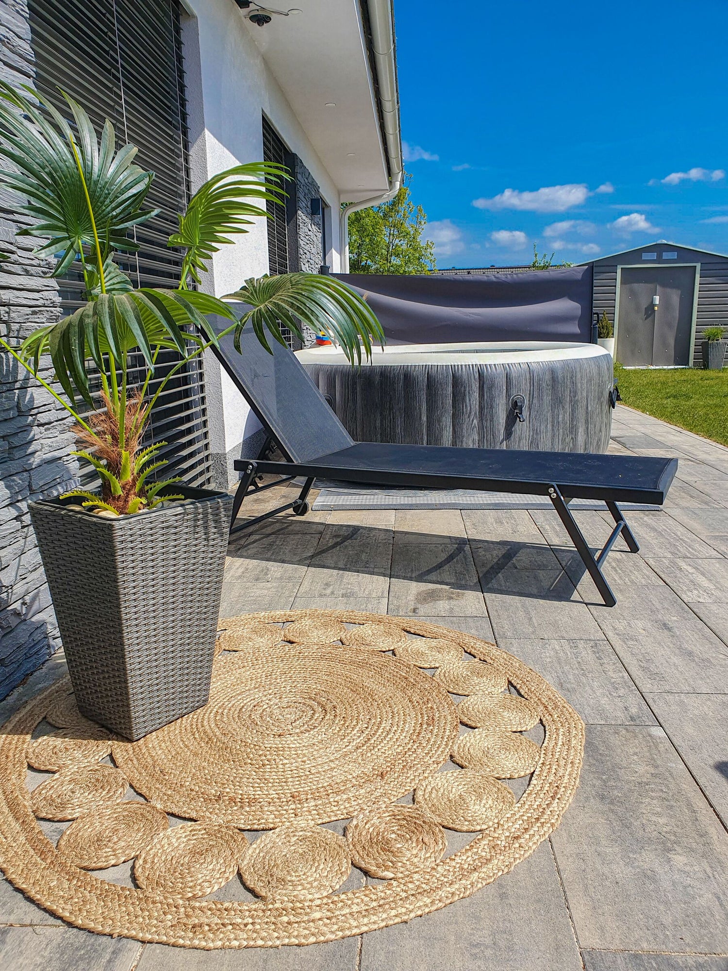 ENGAGE - ROUND JUTE RUG