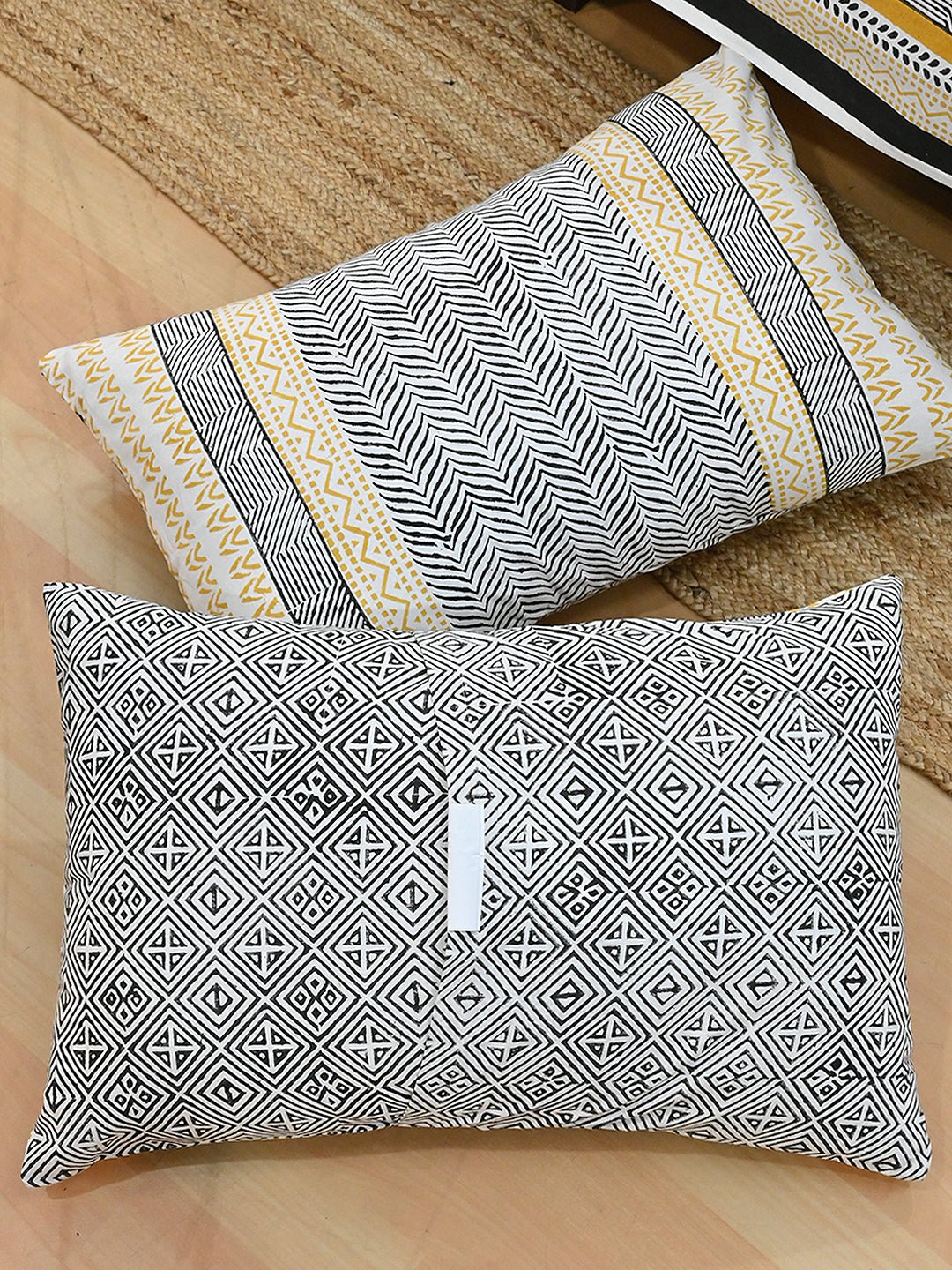 LINEUP GEOMETRIC COTTON BLOCK PRINTED DOUBLE BEDSHEET WITH PILLOW - ART AVENUE