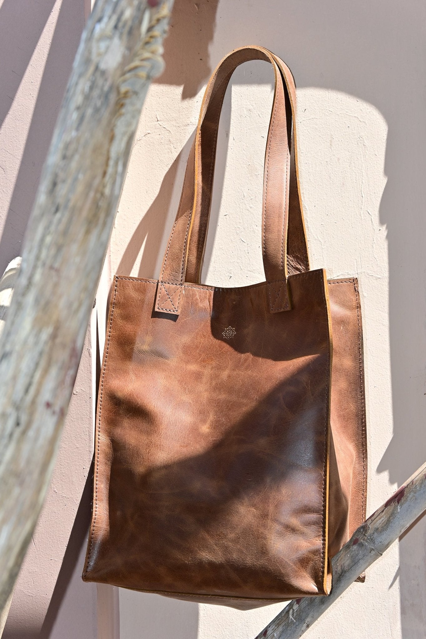 FREEBIE - LEATHER TOTE BAG MEDIUM - ART AVENUE