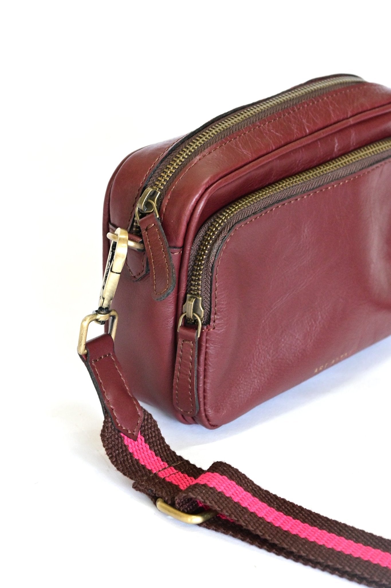 HARISSON - LEATHER SLING BAG - ART AVENUE