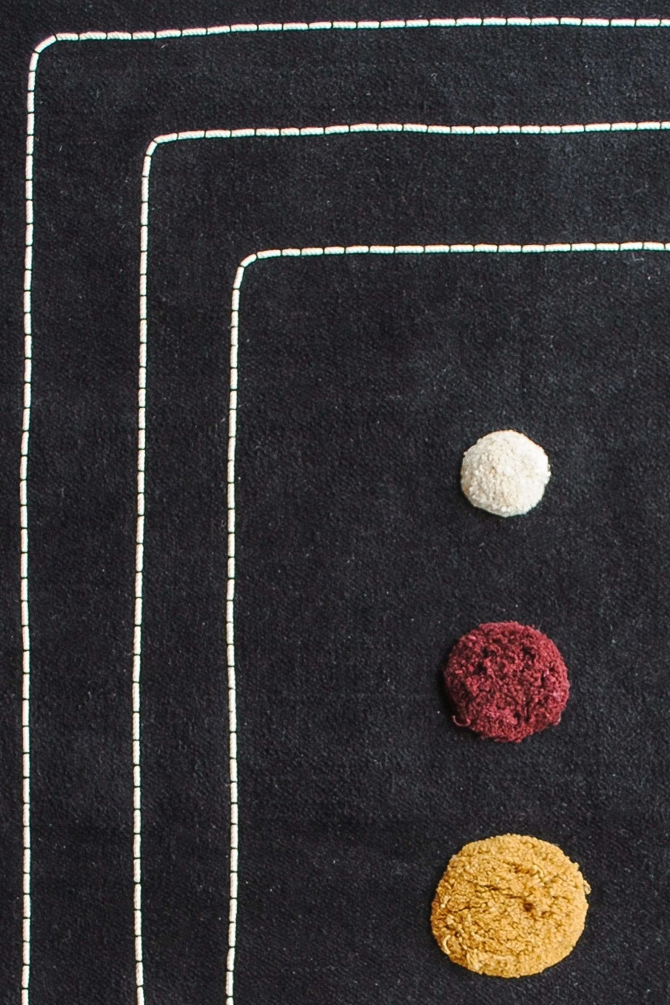 BLOOM- HANDWOVEN RUG - BLACK - ART AVENUE