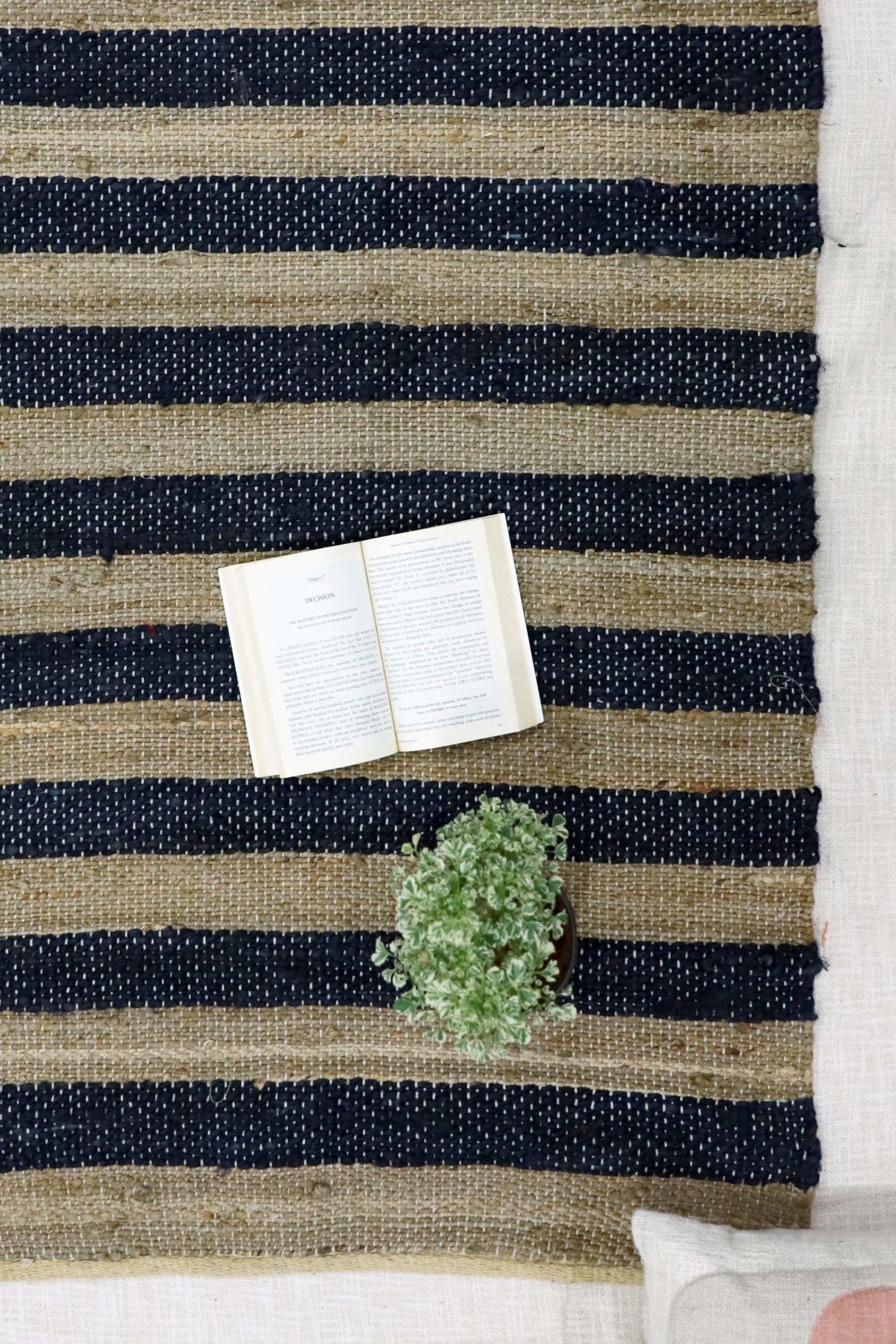 DARKY- WOVEN RUG - BROWN - ART AVENUE