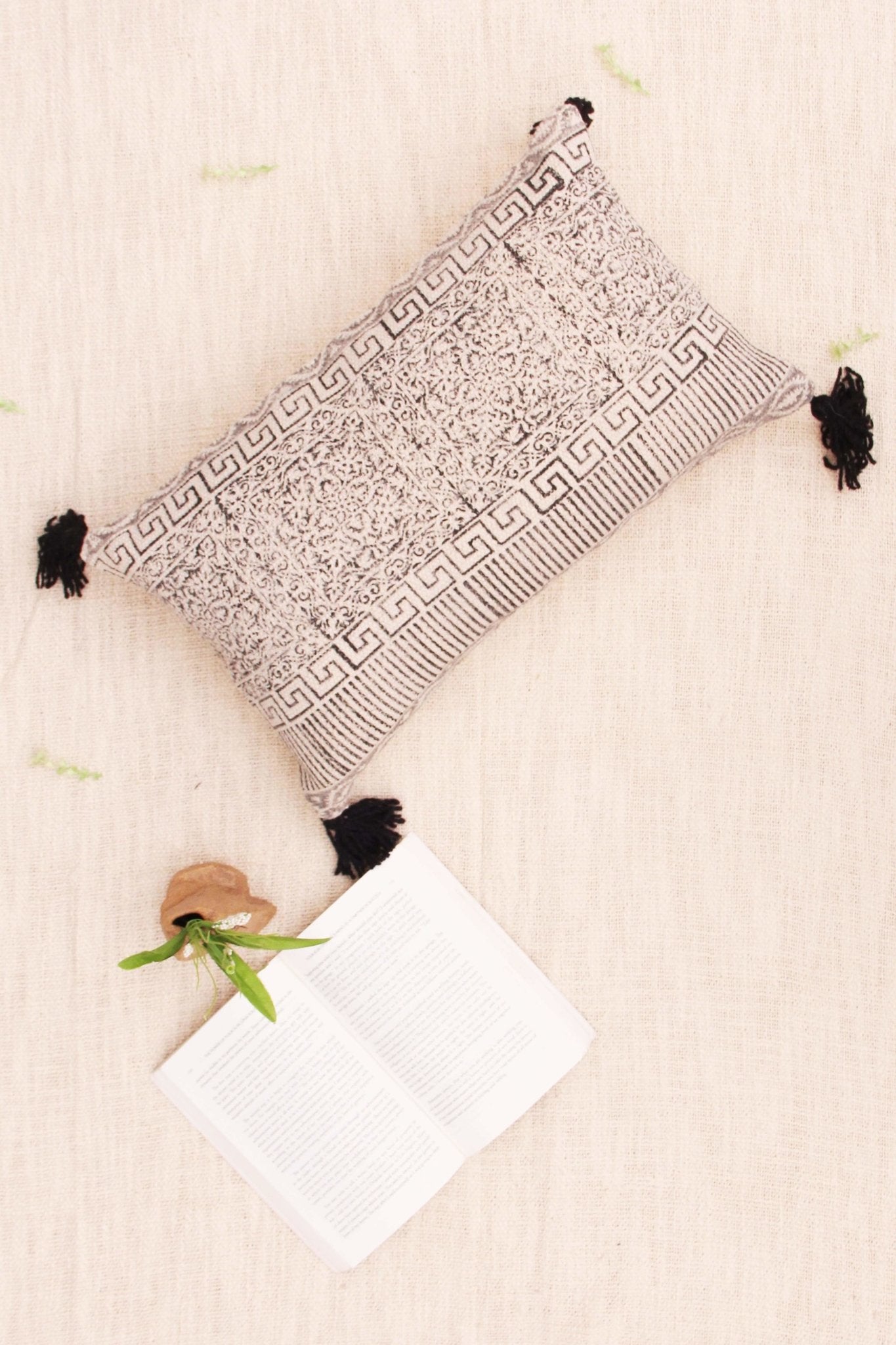 GALICIA - LUMBAR CUSHION COVER - BLACK - ART AVENUE