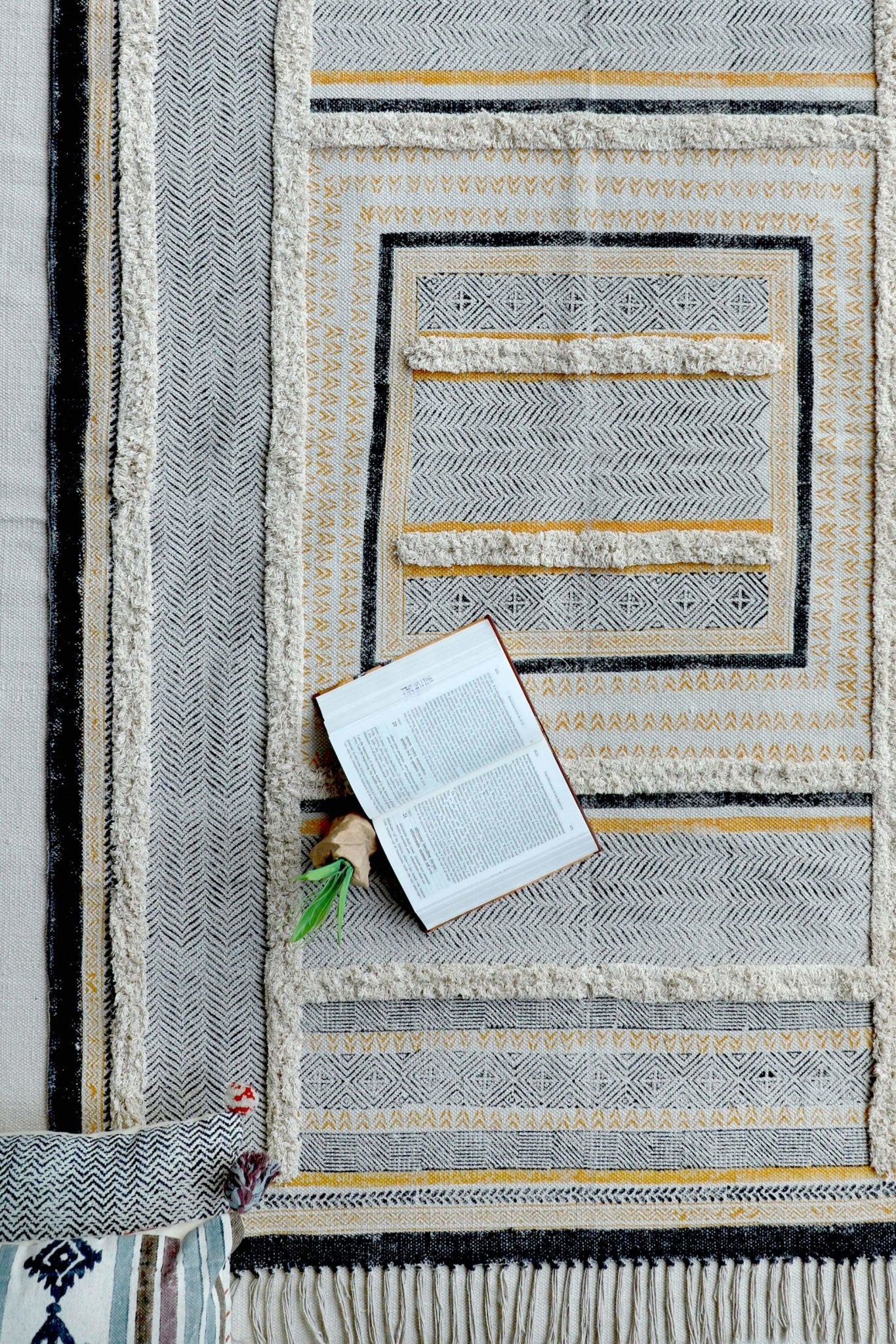 KANOR- BLOCK PRINTED RUG - BLACK - ART AVENUE