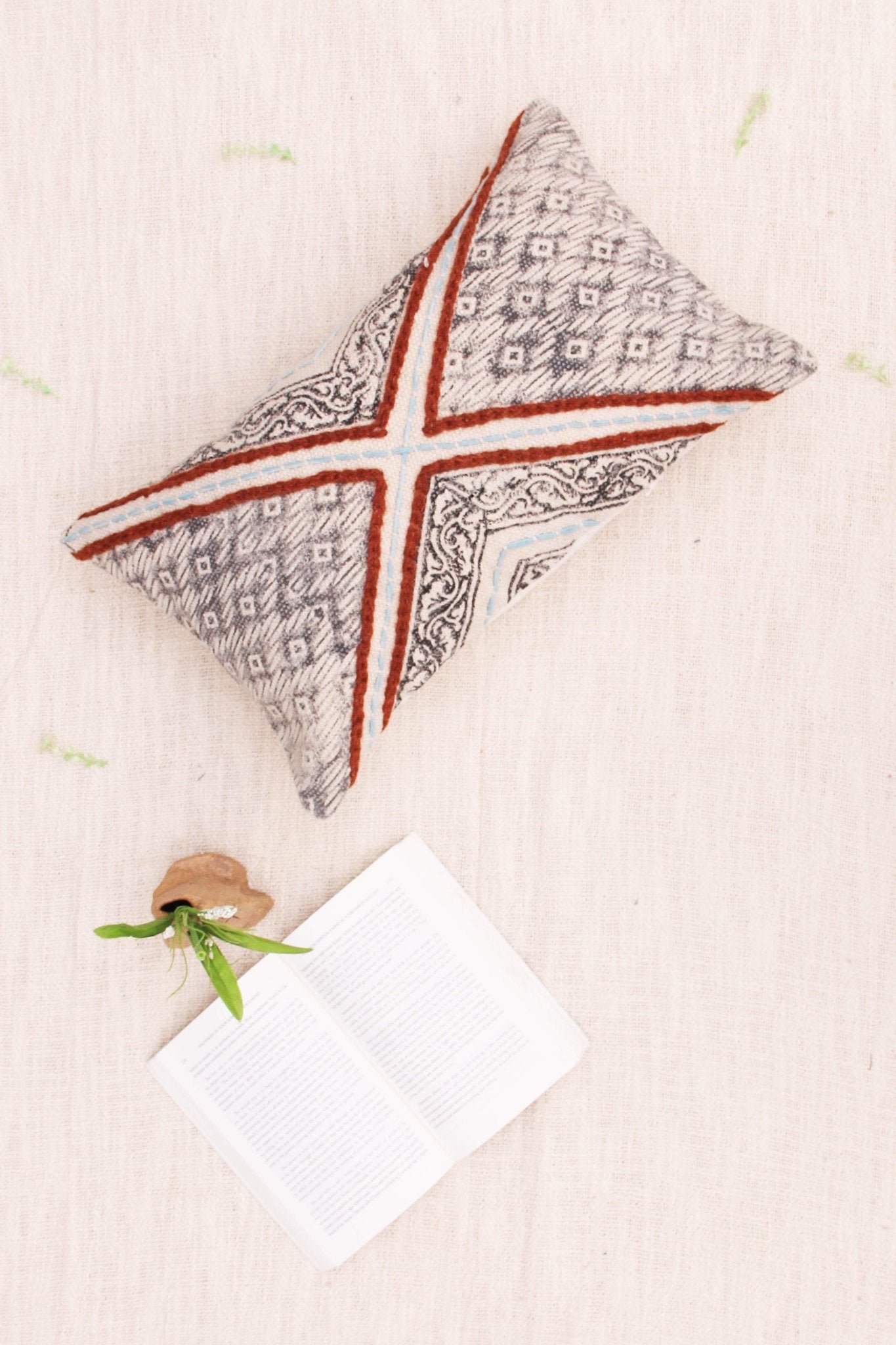 RUI - LUMBAR CUSHION COVER - BLACK - ART AVENUE