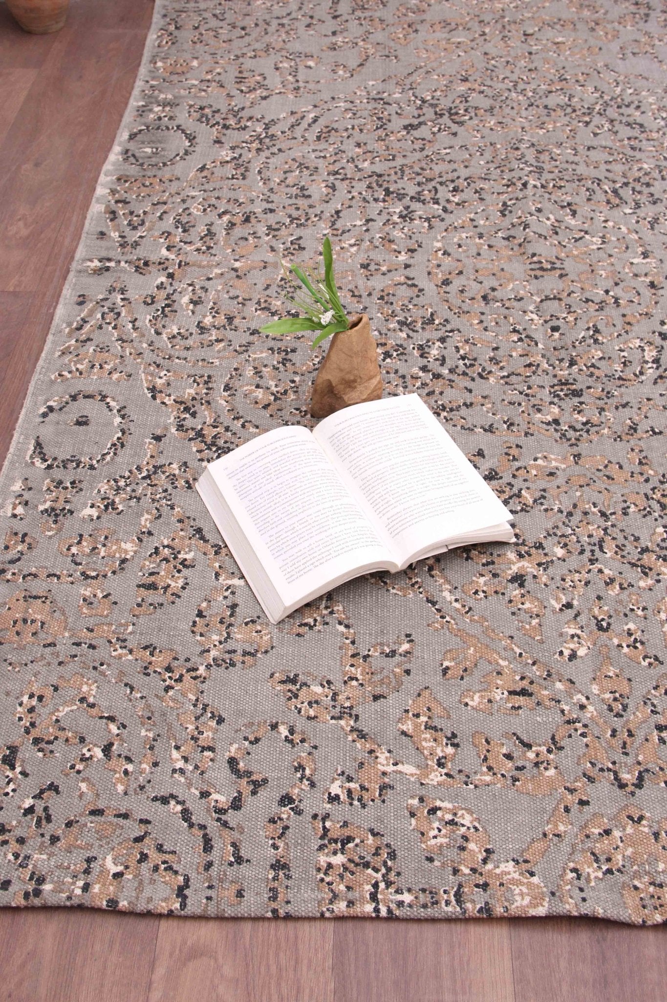 SCRAPPY - PRINTED RUG - GREY - ART AVENUE