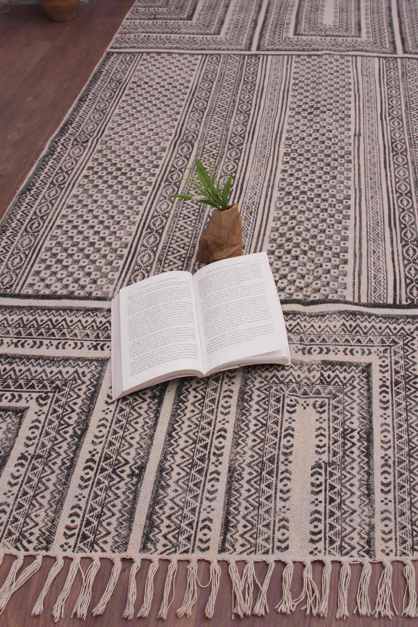 SEPARATE RECTANGULAR RUGS BLACK - ART AVENUE