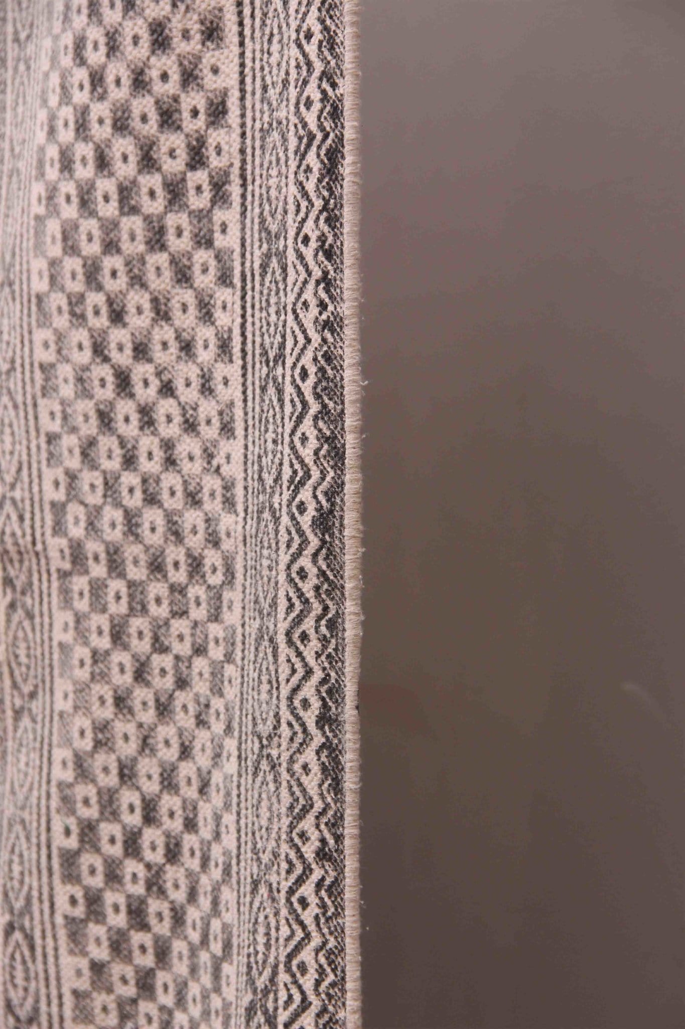 SEPARATE RECTANGULAR RUGS BLACK - ART AVENUE