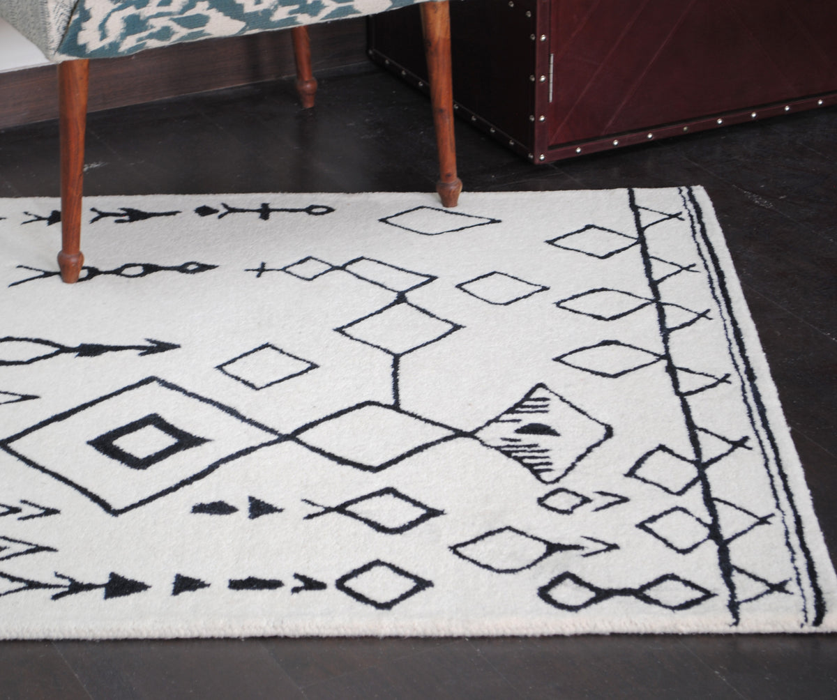 Corner of the Spiti Hand-Tufted Rug showing the crossed-line end border and open diamonds — Art Avenue
