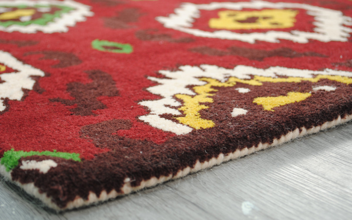 Close-up of the Sambalpur rug's ivory saw-tooth medallion edge and dense cut pile