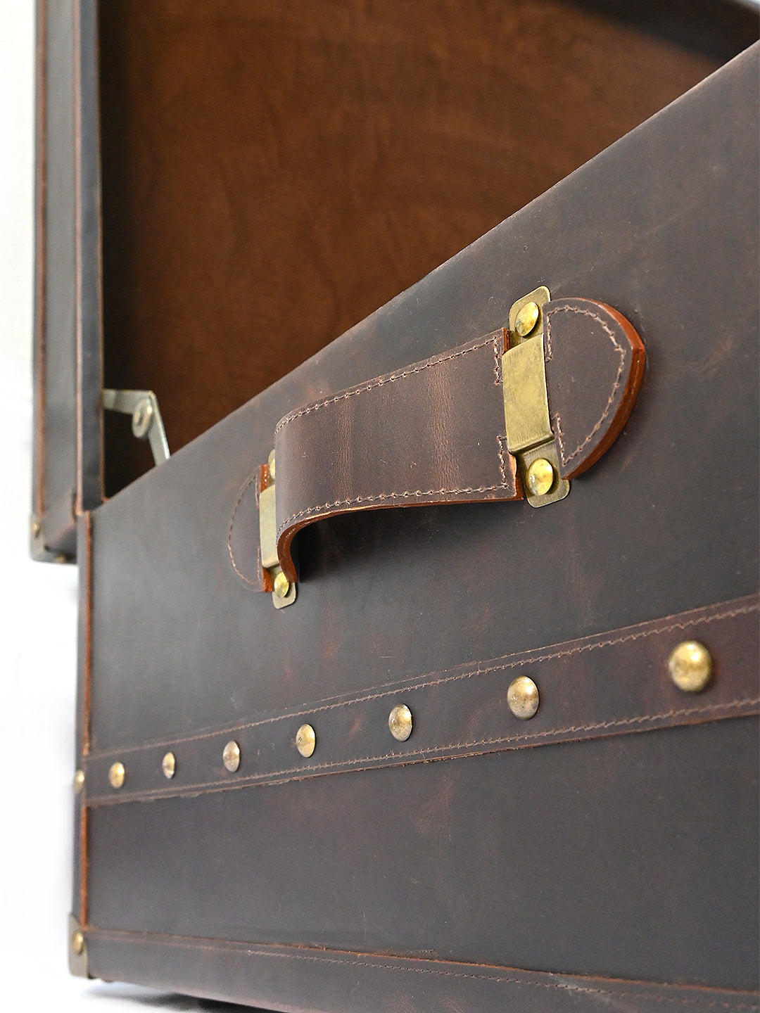 Jaisalmer Campaign Trunk — handcrafted leather storage trunk by Art Avenue, closure detail